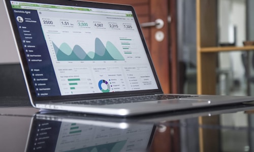 Real-time stream analytics platform showing data streams, processing engines, and live dashboard updates